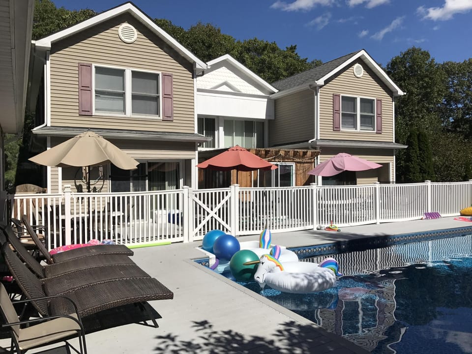 9/25/17
front of main house and pool taken from separate pool house