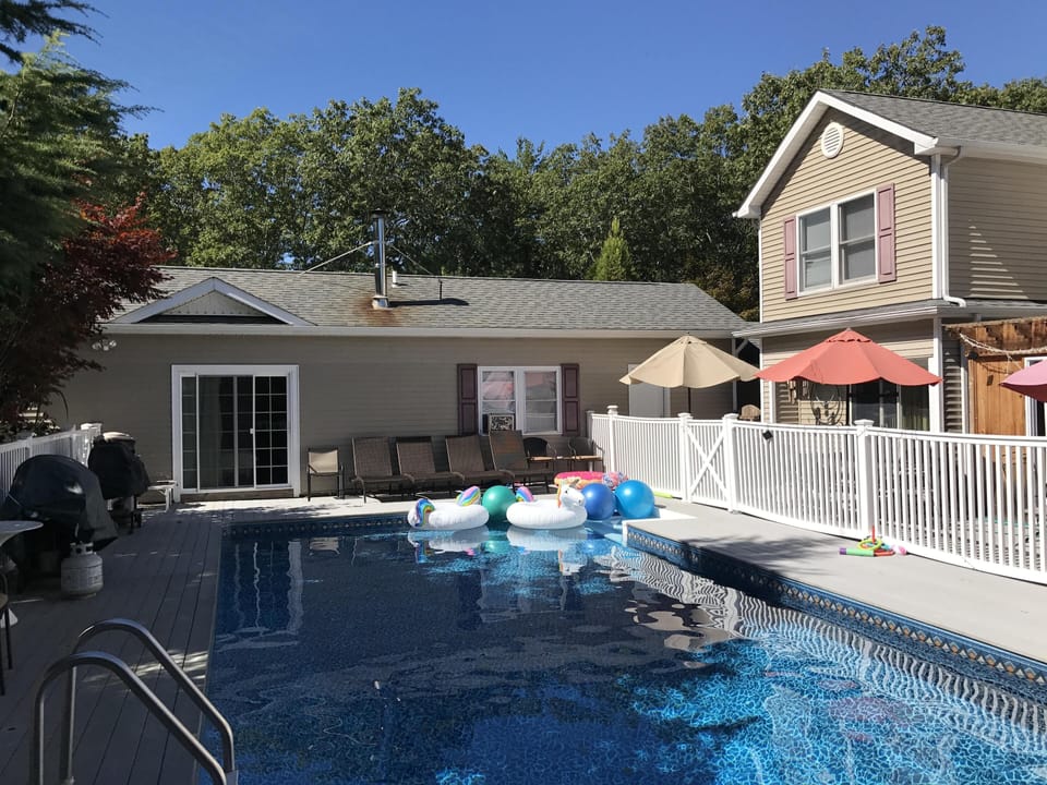 separate pool house w /2 bedrooms, bath, cable, wifi