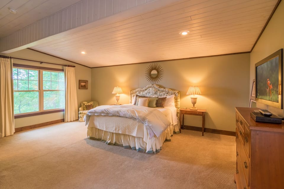 King Master Bedroom Suite with Ensuite Bathroom and HDTV