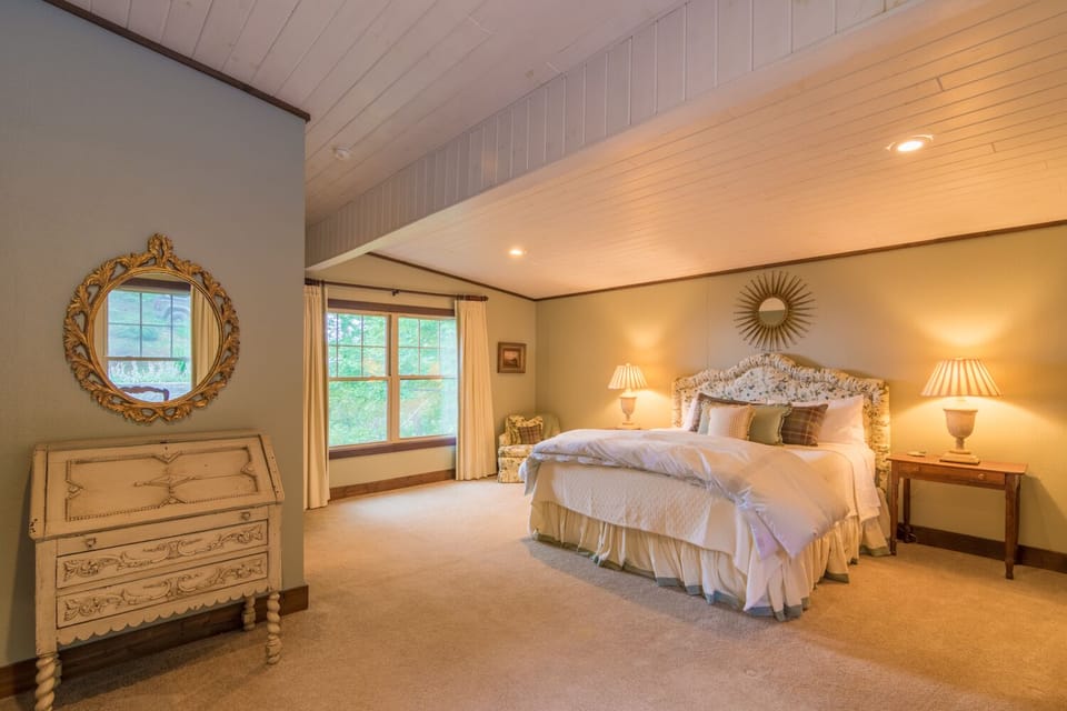Master Bedroom Suite with King Bed