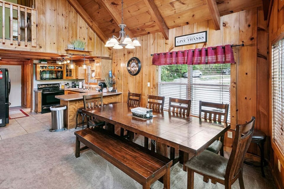 Dining area for10 plus 4 on counter bar benches + more outdoor dining options