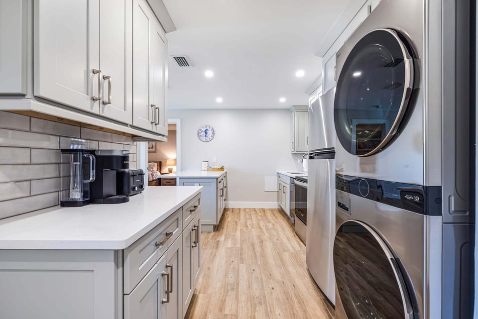 Kitchen/ Washer & Dryer