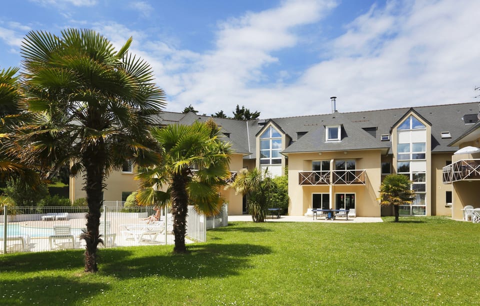 You will feel right at home in Northern France, a short distance from Saint-Malo, Mont-Saint-Michel and the beach of Saint-Briac!