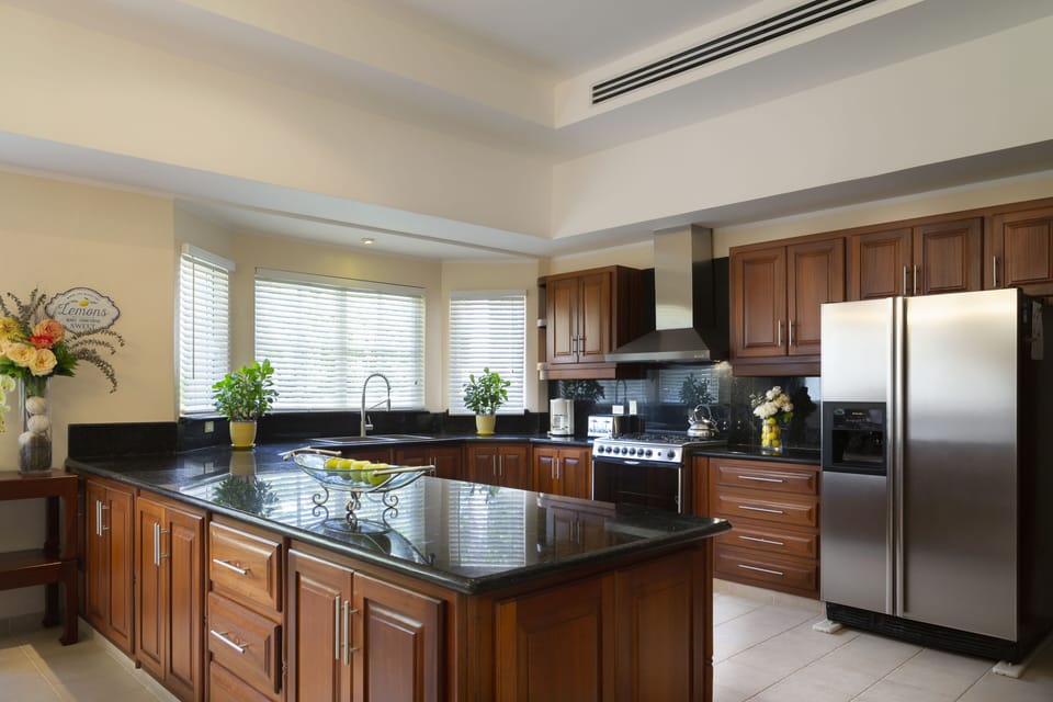 Air conditioned Main Kitchen with breakfast nook for 8