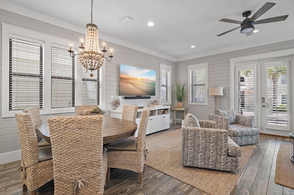 Sip N' Sea - Seacrest - First Floor - Dining and Living Area
