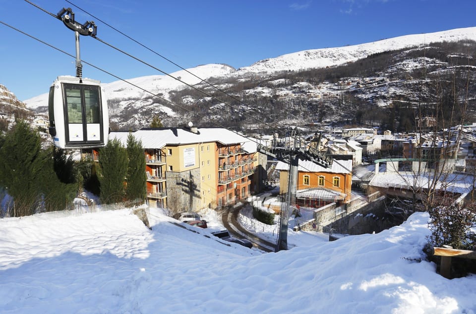 Enjoy being located at the foot of the gondola connected to the plateau of Bonascre.
