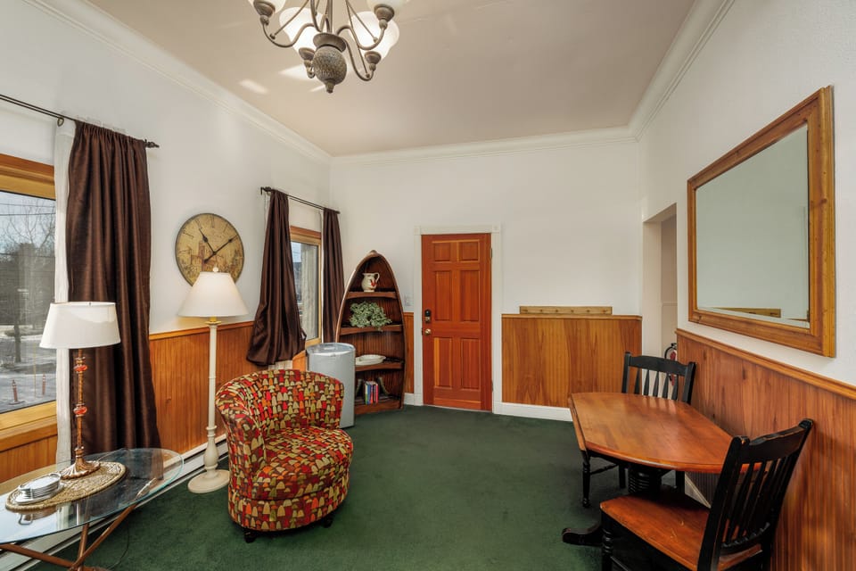 Have a cozy dinner for two | Main Level