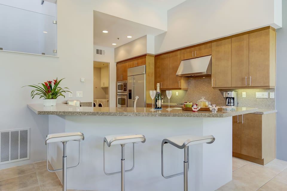 The bar area in the kitchen