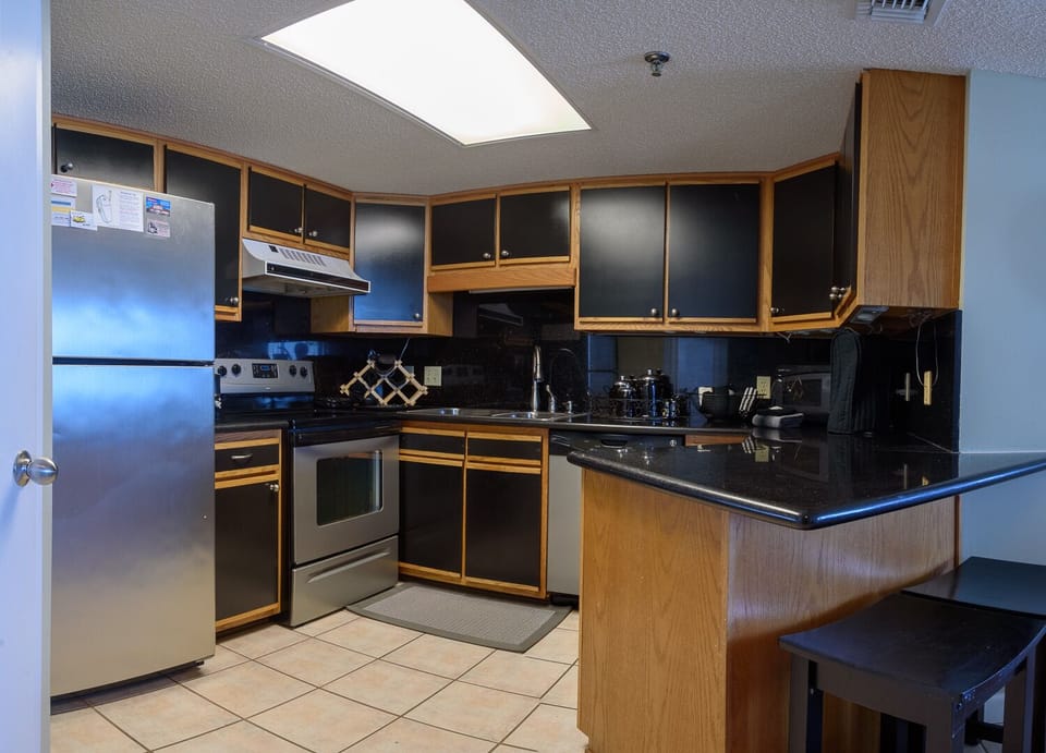 Updated kitchen; stainless, granite, smooth cooktop, under cabinet lighting