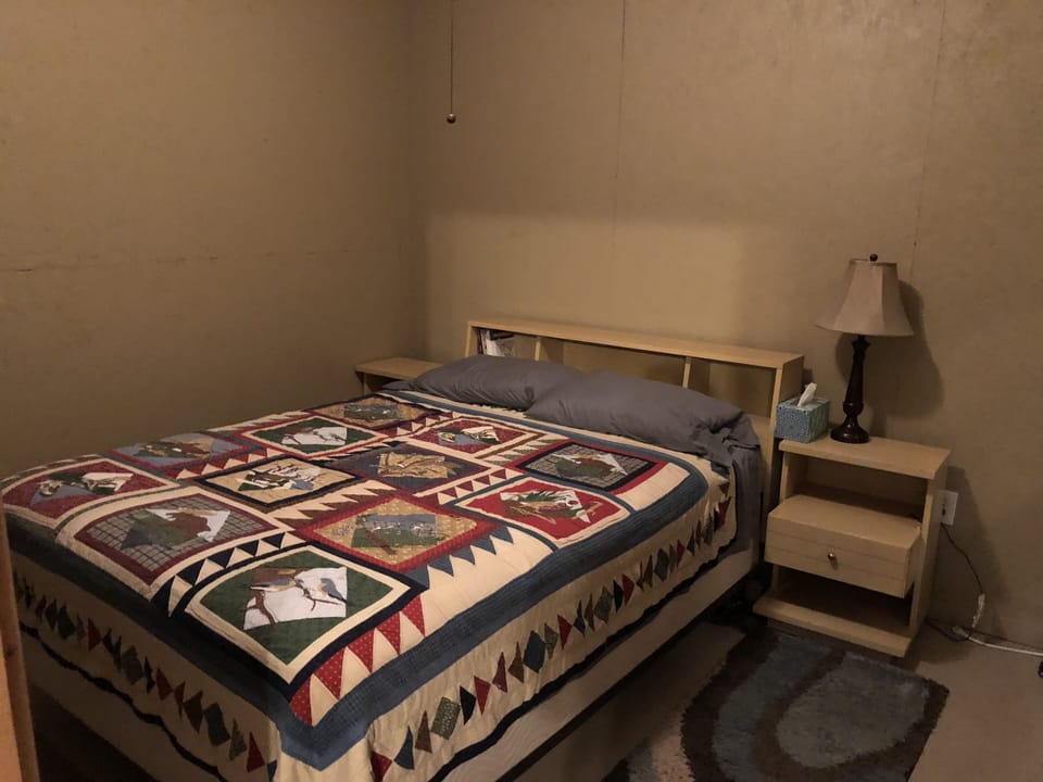 Master Bedroom: Queen Bed
