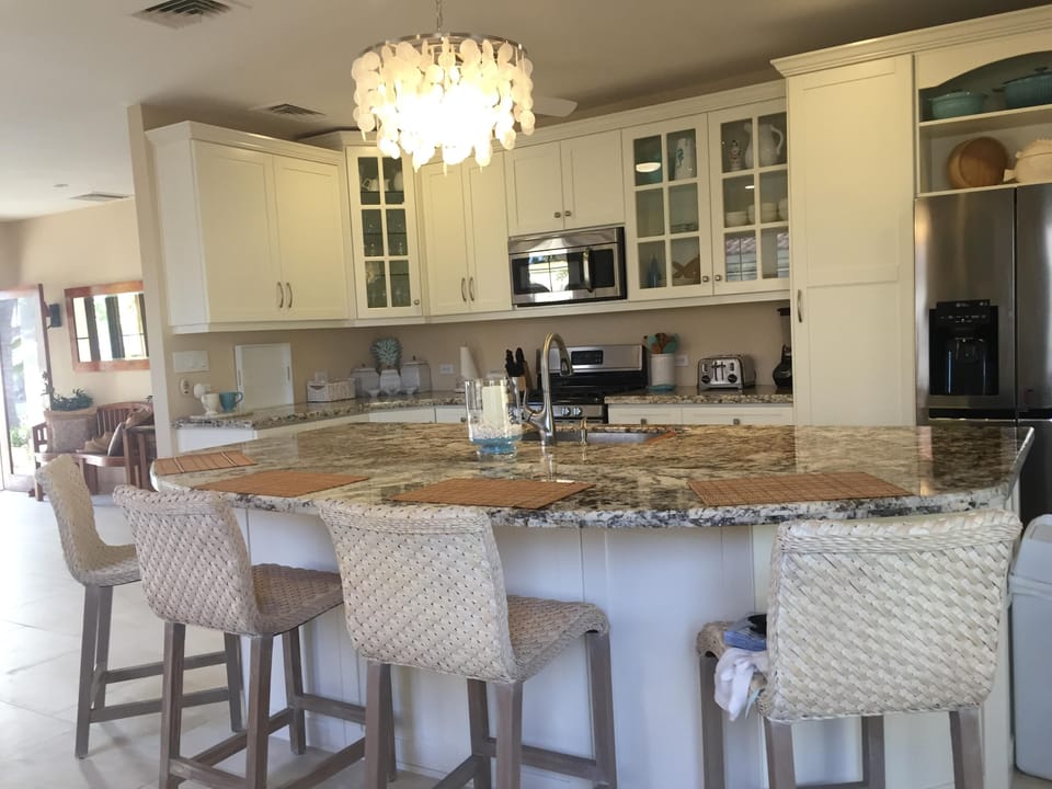 KITCHEN ISLAND-STYLE SEATING 4-6 chairs