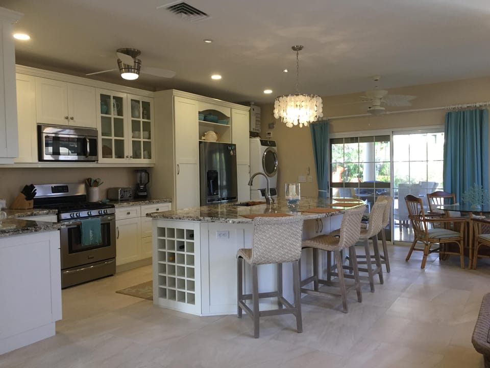 OPEN FLOOR PLAN - SPACIOUS KITCHEN! 