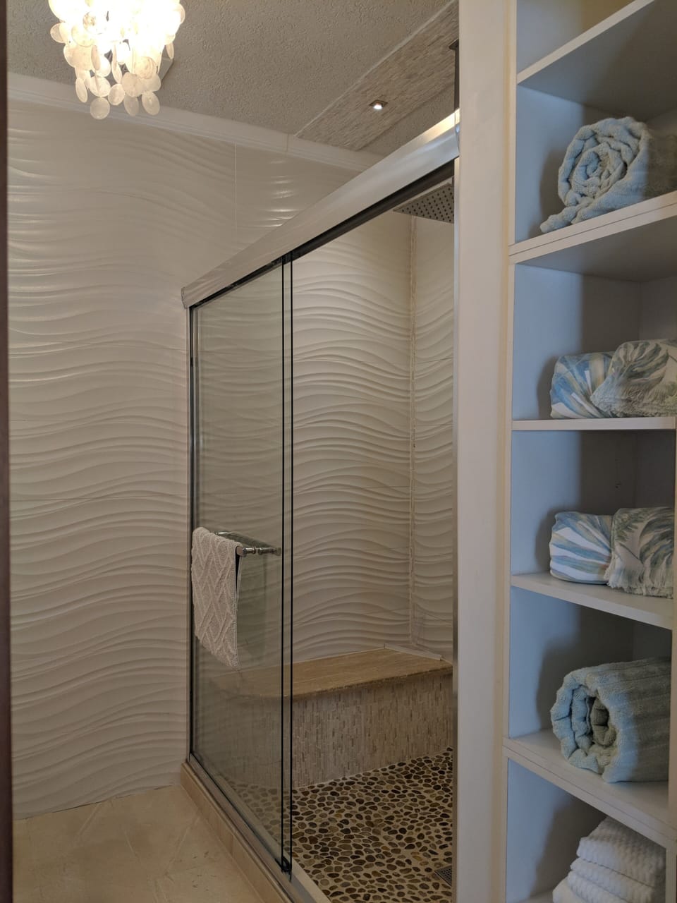 King Palm MBR en-suite bath; LED rainshower, wall & handheld showers. Luxurious!