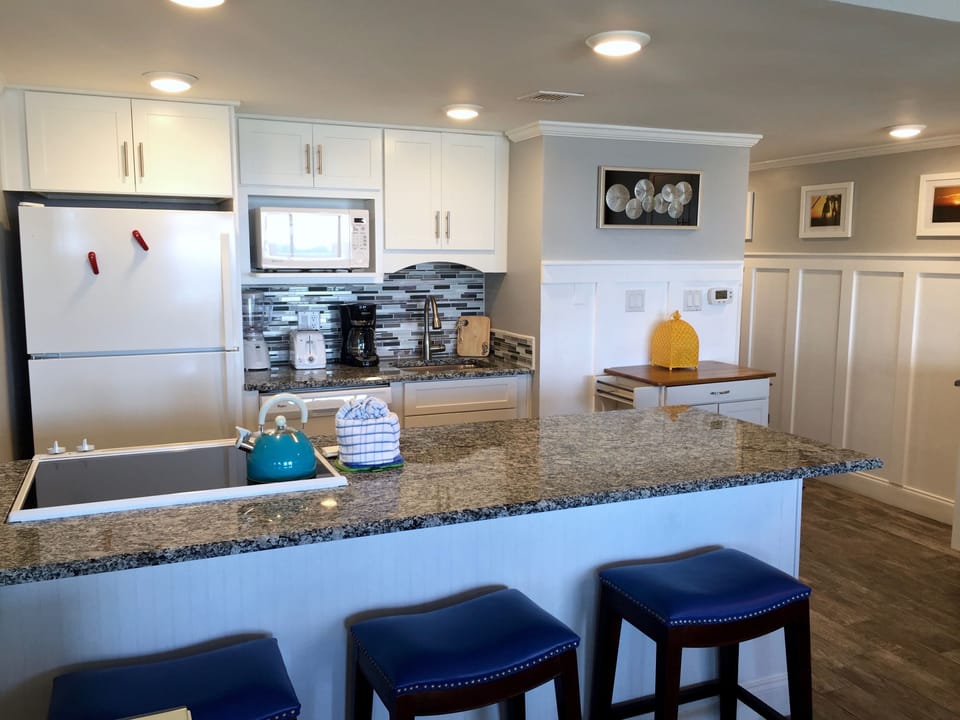 Prepare your meals with a full view of the Gulf.