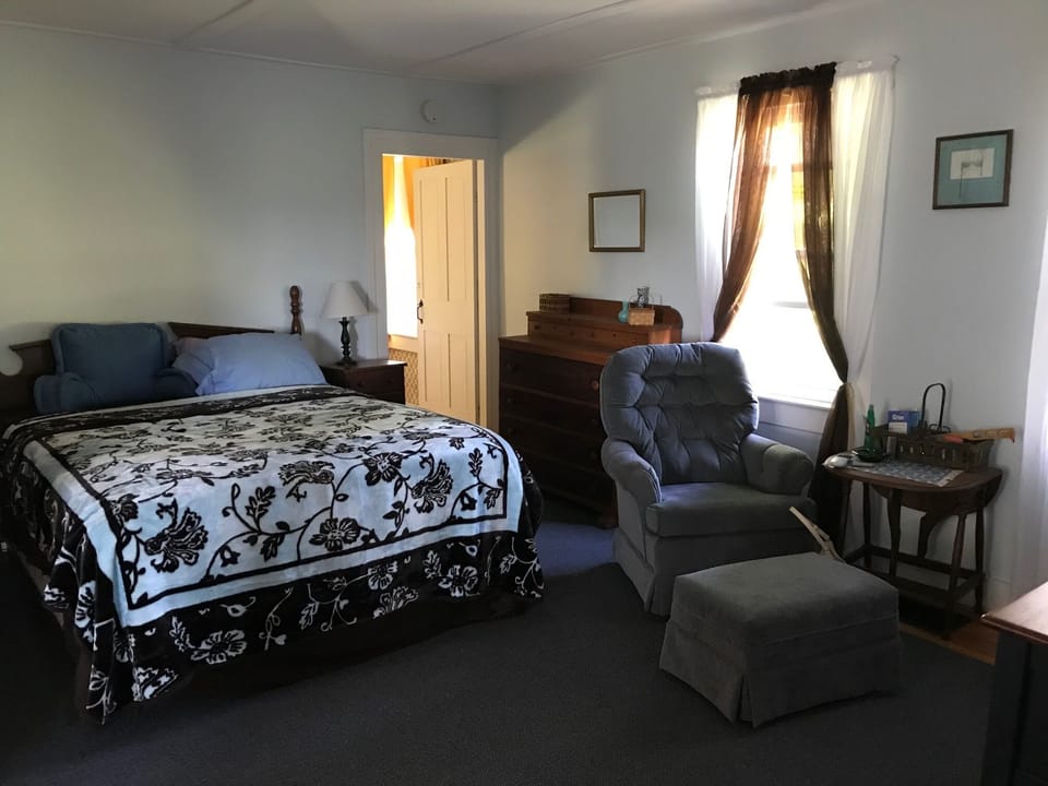 master bedroom, adjacent to bath