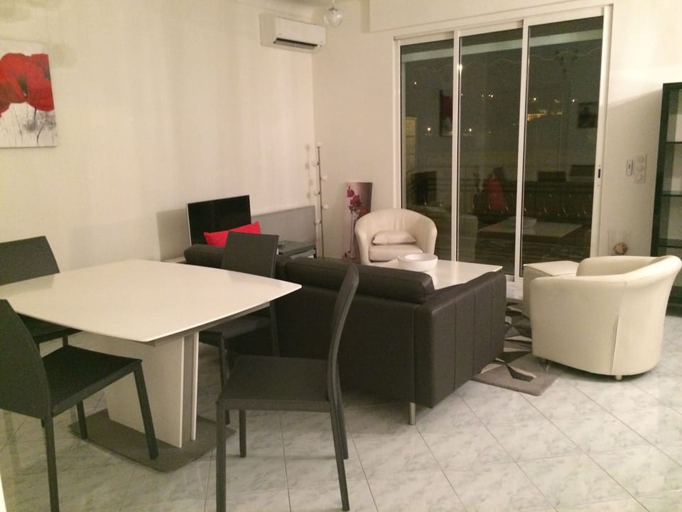Sitting & dining area, opening onto the terrace