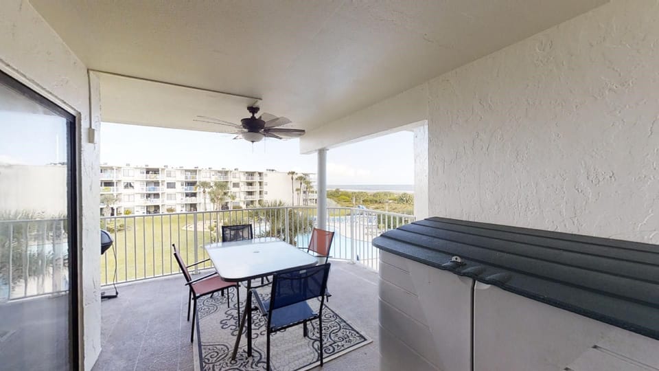 covered ocean view balcony