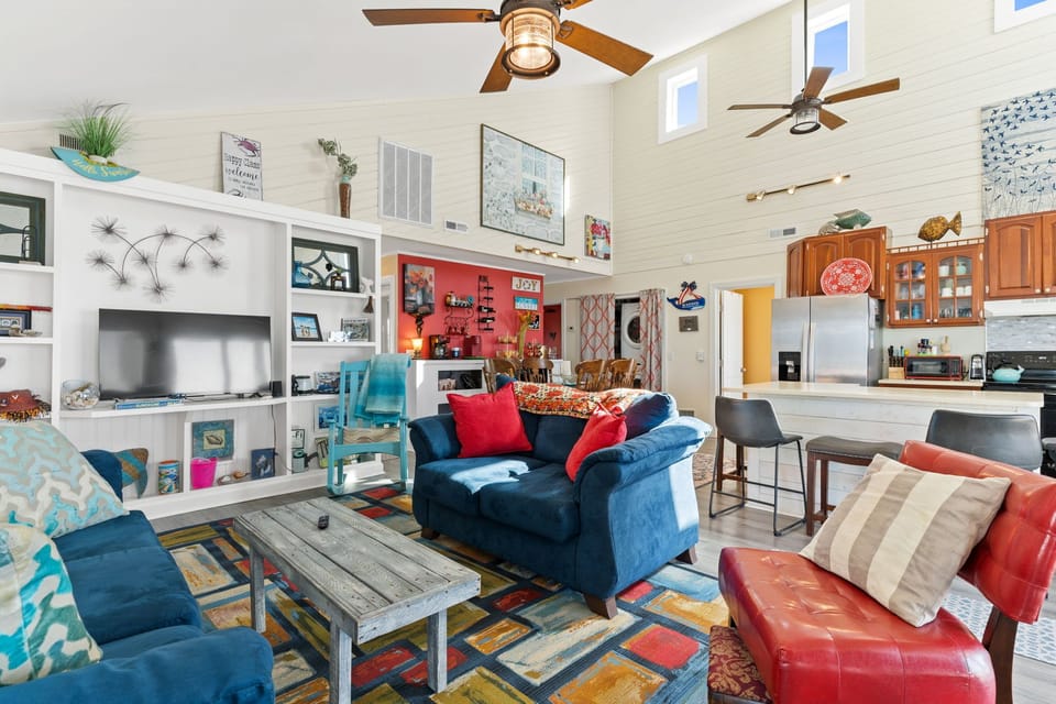 Big open space to relax with views of the ocean