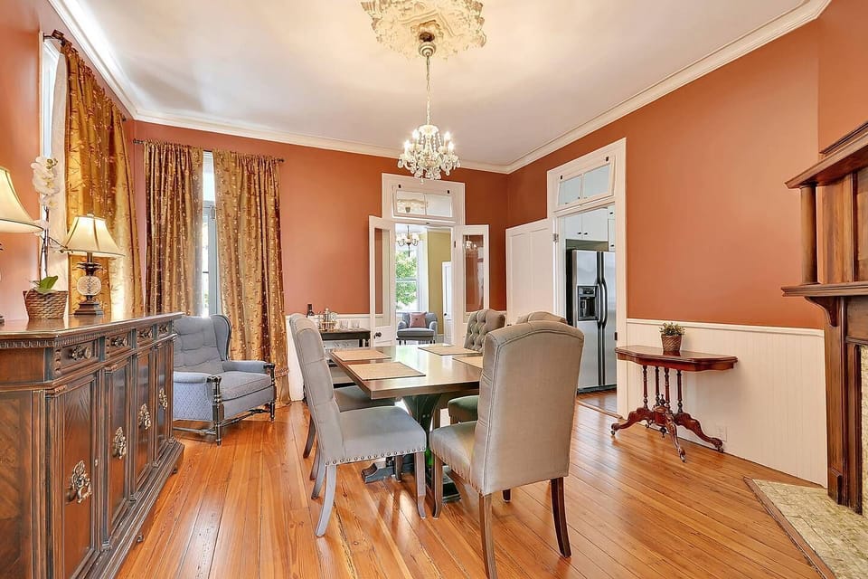 Dining Room (Seats 6)