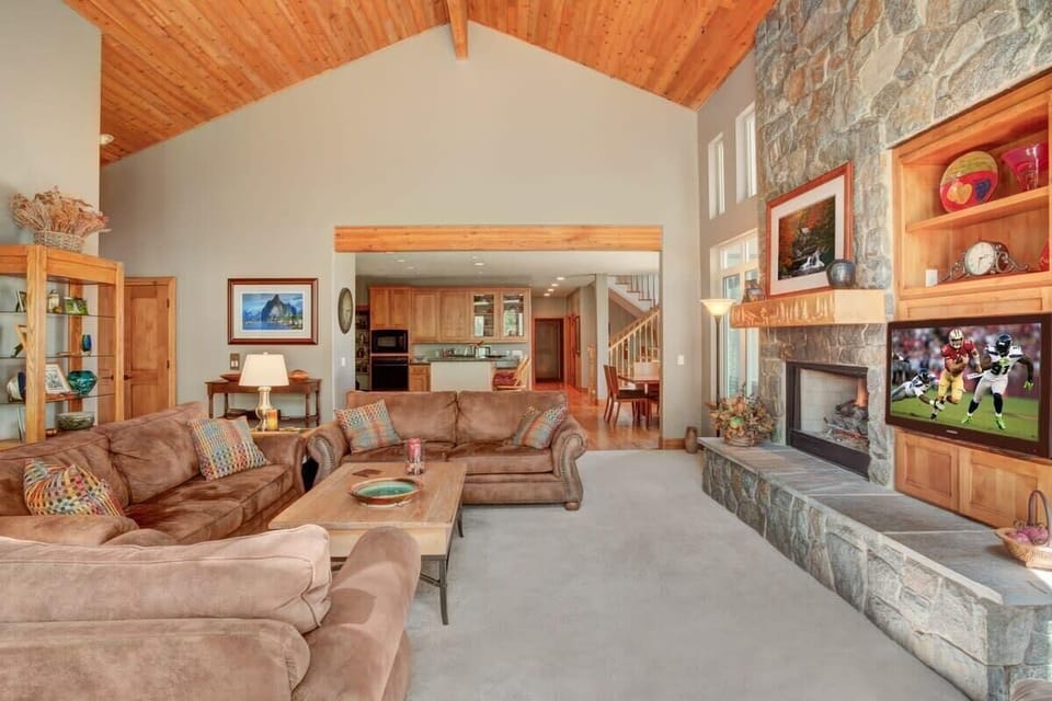 Spacious living room with flatscreen and fireplace