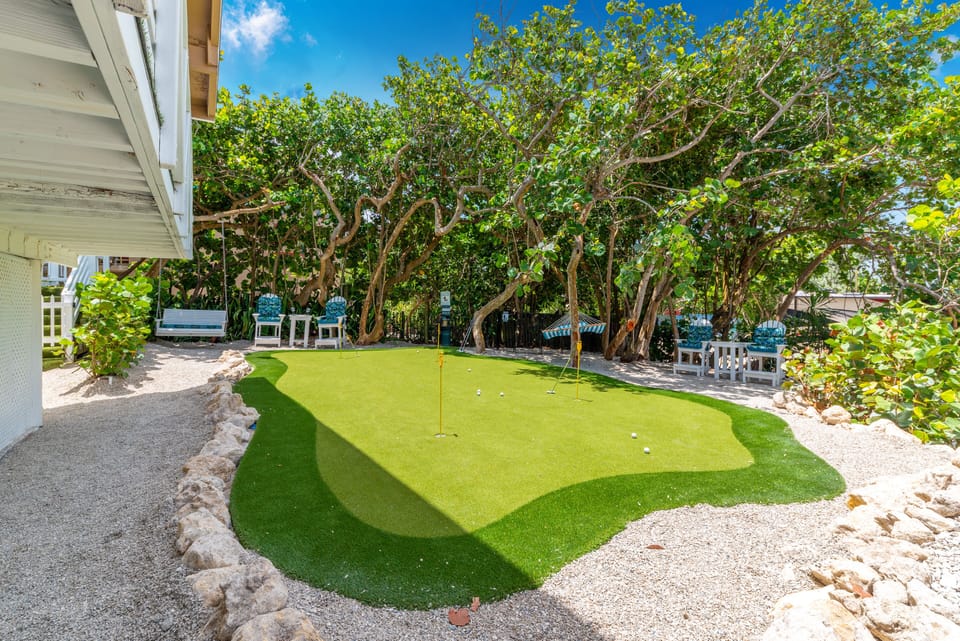 Putting green, with complimentary golf balls & putters