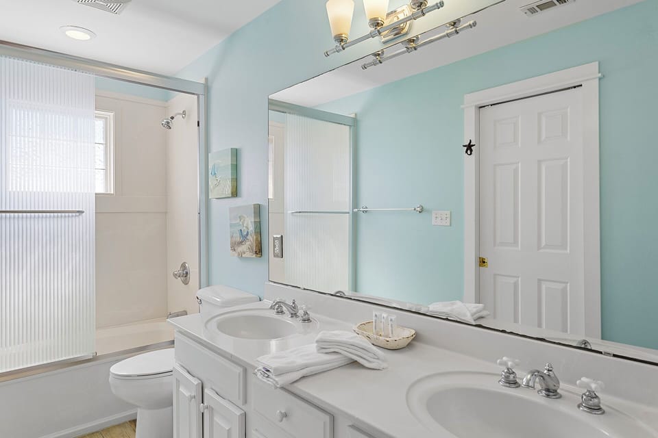 24-Peek-A-View-Guest-Bathroom