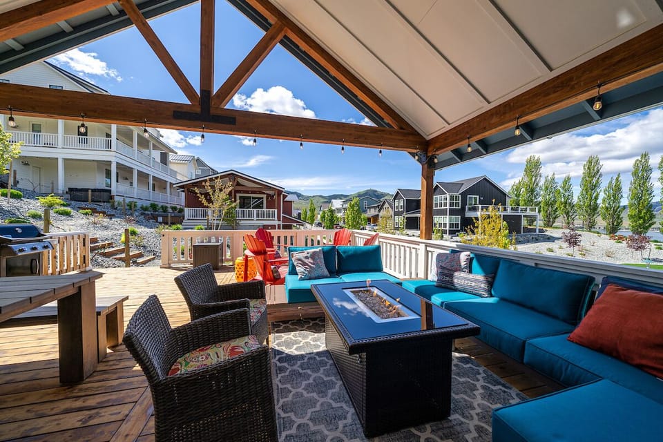 Upper Level Deck