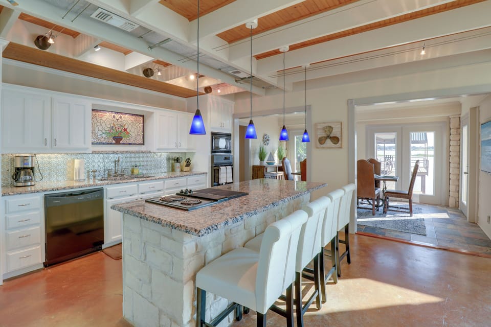 Kitchen | Dishwasher | Breakfast Bar