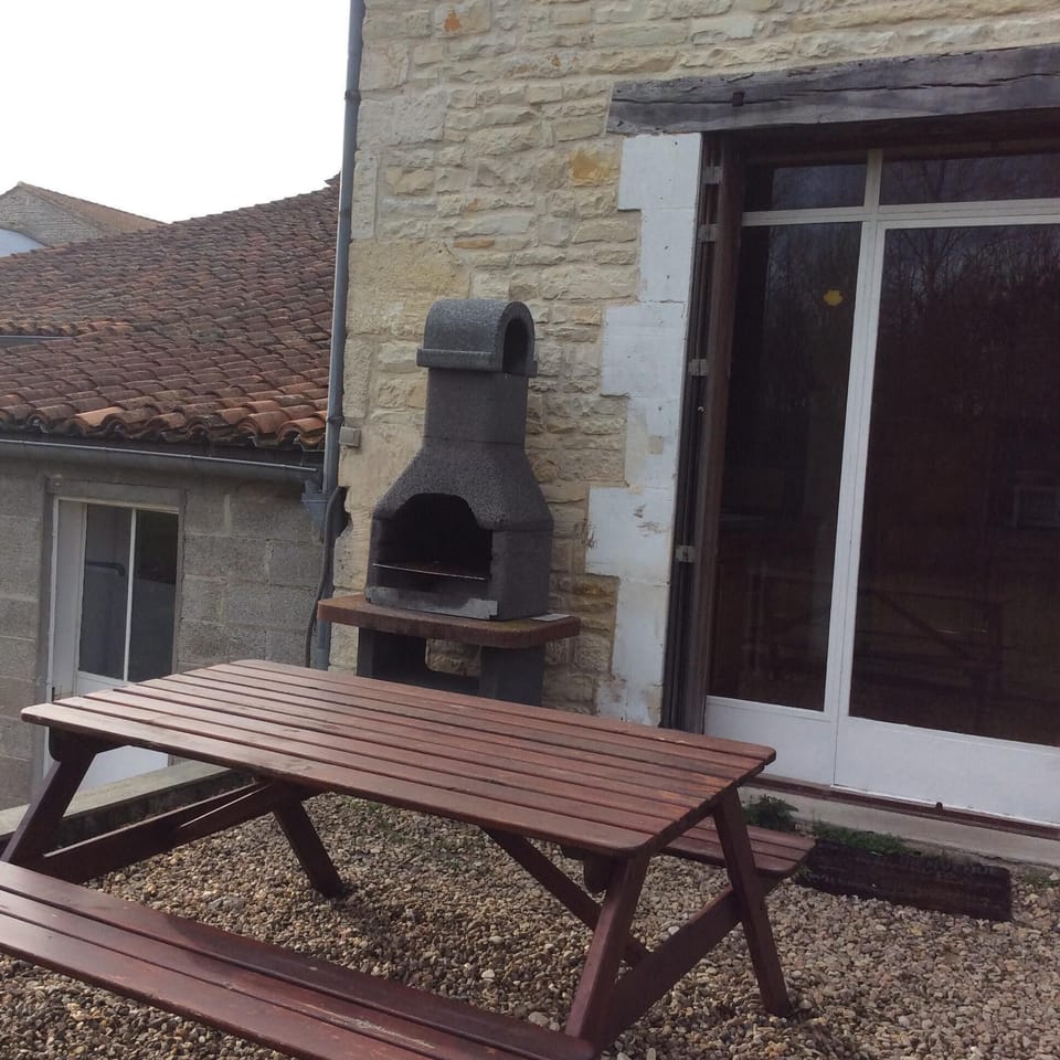 Covered private bbq and outside table
