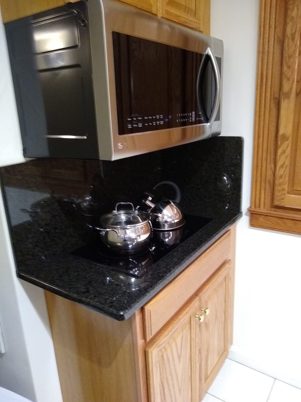 cooktop with microwave with vent system