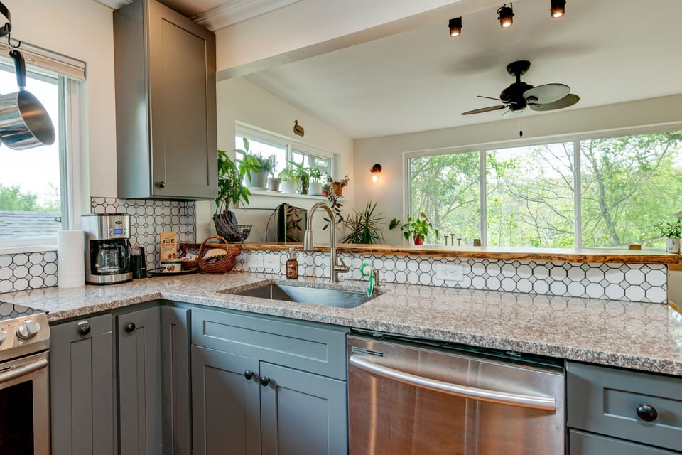 full kitchen/sunroom