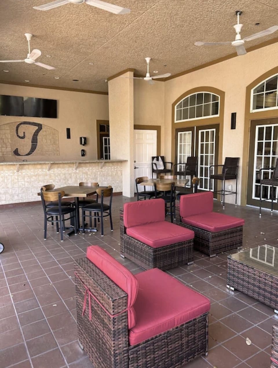 Restaurant and bar (poolside)