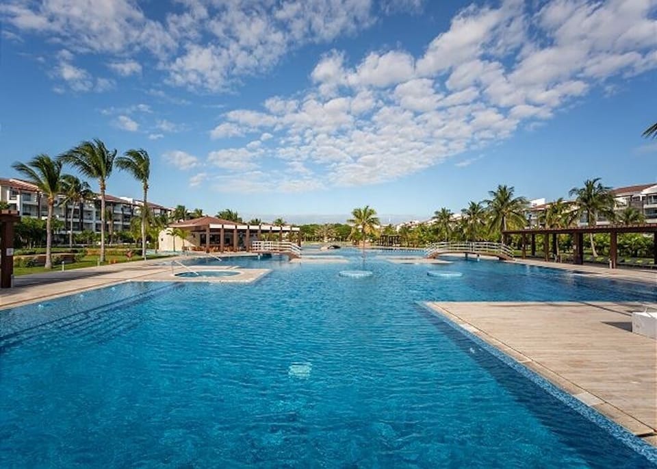 10,000 Sq Feet of Sparkling Pool 