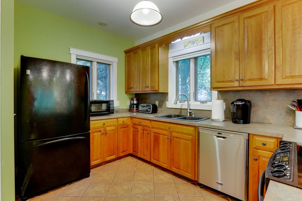 Keurig and Drip Coffee Maker, Blender, Crock Pot, Toaster Oven, Blender and more