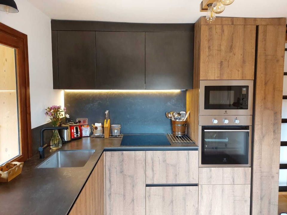 Brand new kitchen installed end 2022