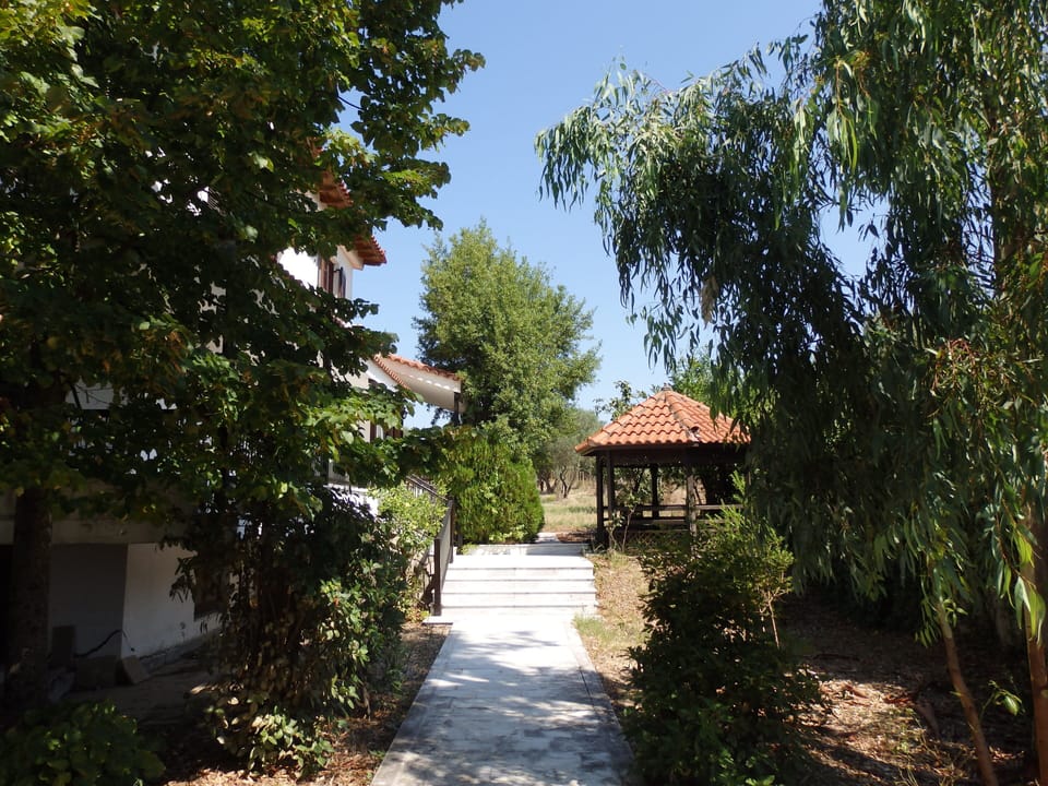 Gazebbo to eat outside. Ideal for breakfast.