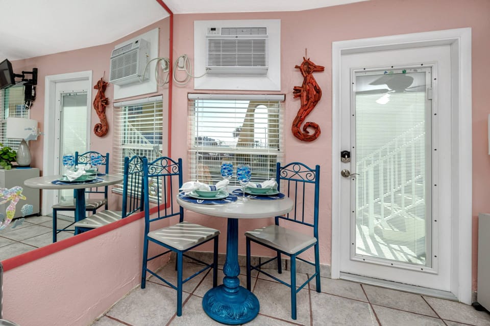 Cozy Efficiency Unit - A Perfect Beachside Retreat for 2-3 Guests!