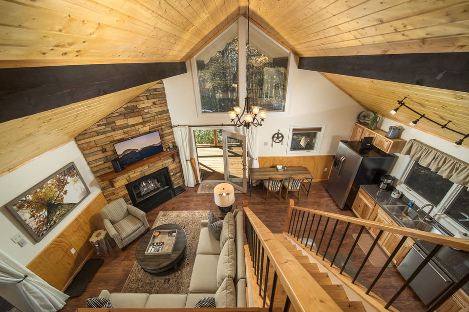 Mini Luxury Cabin with High end bedding, furniture & Appliances. 