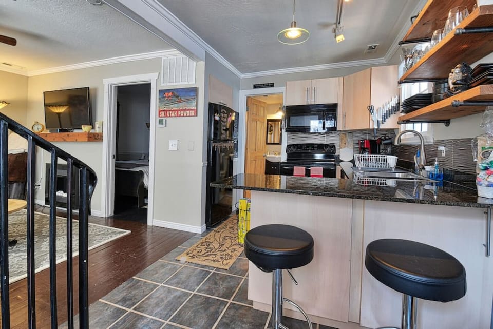 Kitchen with Breakfast Bar