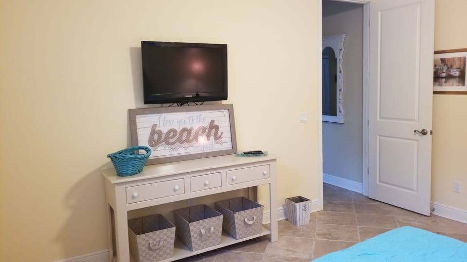 King bedroom has a flatscreen TV 