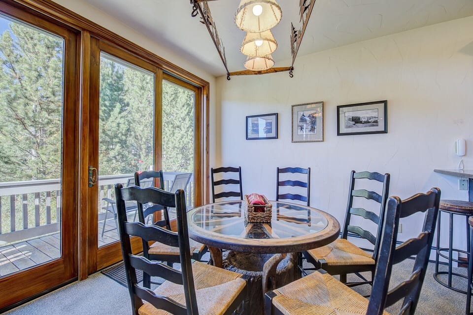 Dining Room with seating for 6 at the table and 4 at the bar.