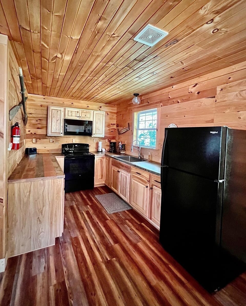 Fully stocked kitchen with ample counter space, comfortable cooking space!