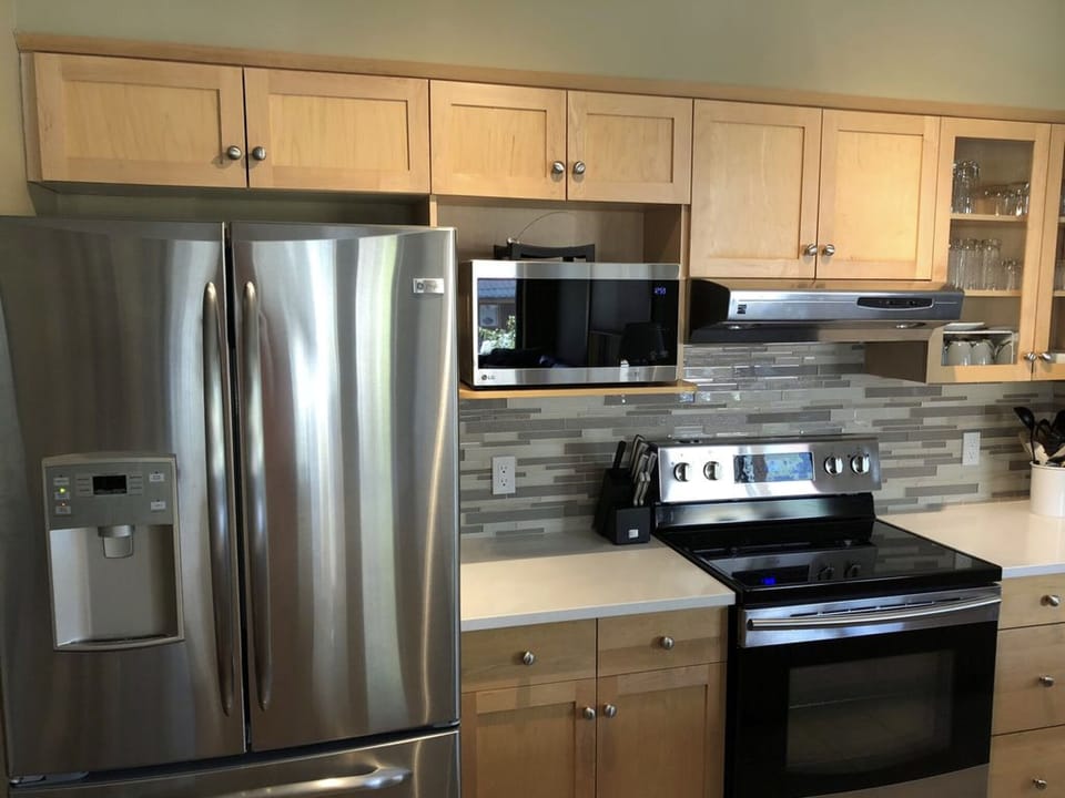 ice maker, roasting pans, crock pot, rice cooker etc