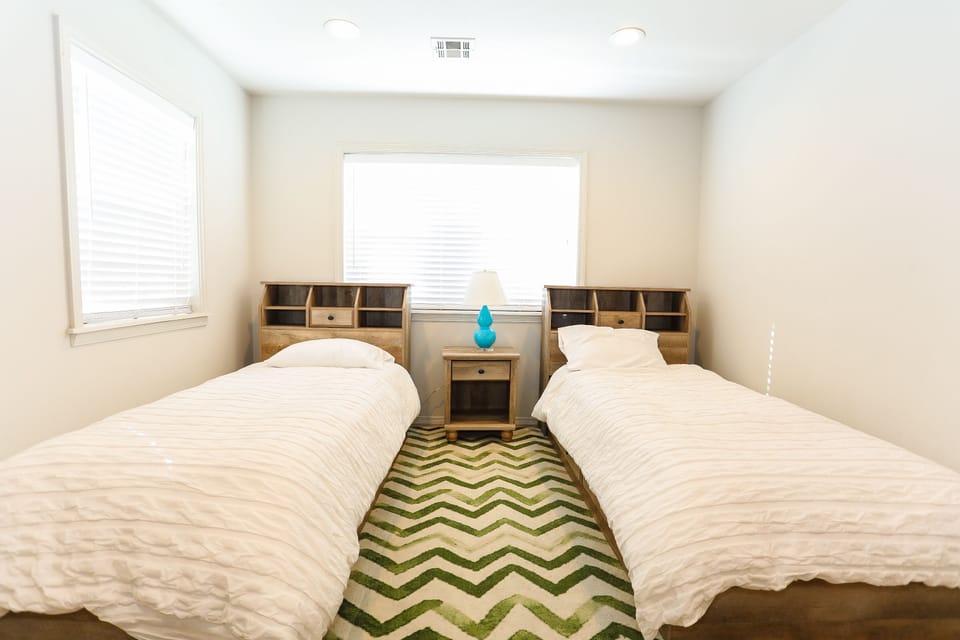 Bedroom 2 with Twin Beds