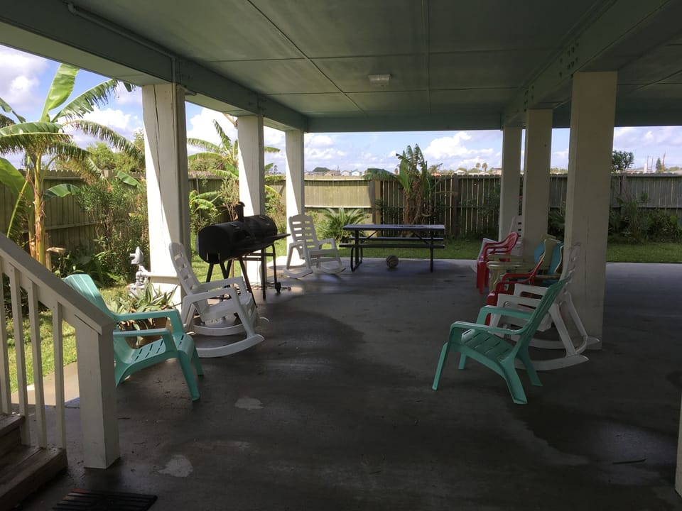 Grill area under house, very breezy