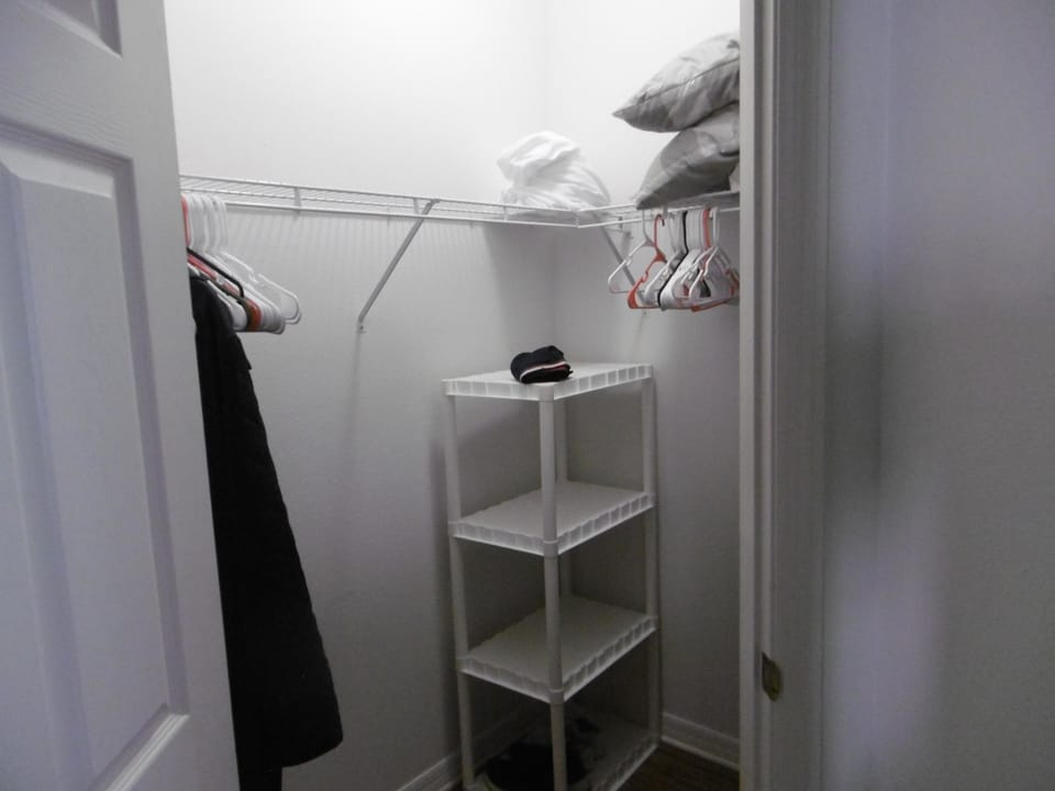 Walking closet Bedroom 1