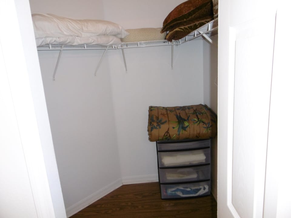 Walking Closet Bedroom 2