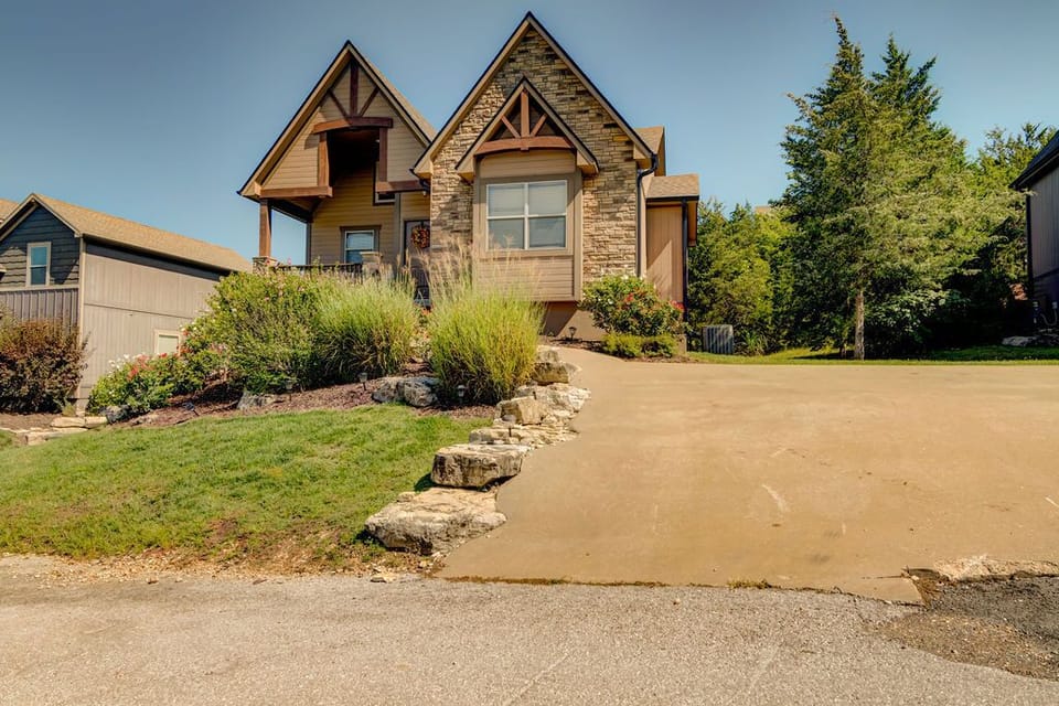 Hawk's Nest front view.