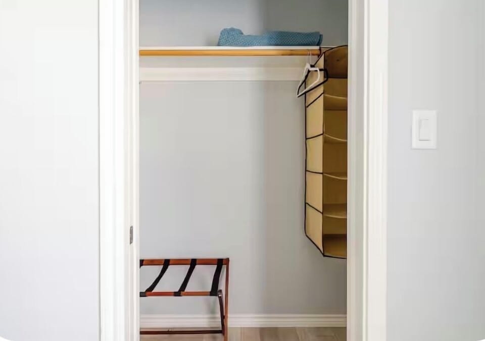 Closet with shelves to hold your clothes