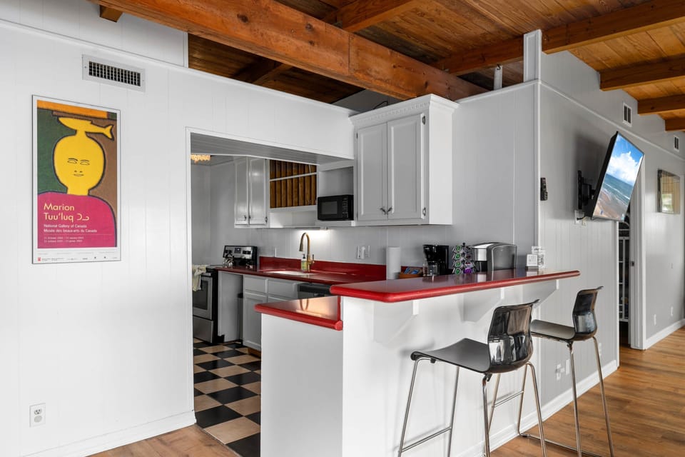 Entryway to kitchen